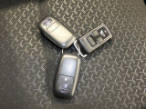 【扱いやすいスマートキー】カバンに入れたままドアの施錠と解錠が可能です。エンジンスターターのリモコンや予備のキーも揃っており、ご家族で車を共有する際にも大変重宝するアイテムです