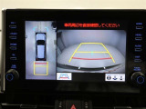 パノラミックビューモニターを装備。駐車場や交差点でクルマを真上から見るように周囲を確認できます。機能の詳細は販売店スタッフまでおたずねください。
