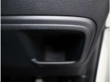 スマートキーなどをサッと乗せて置ける収納スペース。