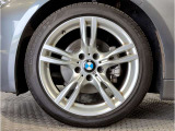 【BMWアロイホイル】軽量かつ強度に拘ったアロイホイル。走行性能ポテンシャルを引き出す設計。車の足元を引き締めてくれる大きなポイントはアロイホイルです。