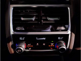 スタイリッシュに研ぎ澄まされたリアビュー。LEDライトがより引き締まったスタイルを実現。急ブレーキ時にはハザードランプ自動点灯し後続車への注意を促します。