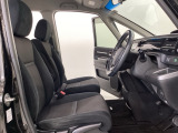 女性でも運転がしやすいように、シートの高さ調整機能(シートリフター)がついています。広い足元にゆったり座れるシートには肘掛も装備しており長距離の運転でも疲れにくいシートです。