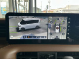 人やクルマがどこから現れるか不安!そんな混雑する駐車場などで、周辺の状況が直感的にわかる立体映像を表示。クルマの周囲がぐるっと見えるので、安心して発進できます。