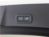 テールゲートには、スイッチ一つで開閉可能な電動開閉機能を装備。また、リアバンパーの下で足を動かすだけで開閉できる、ハンズフリー・オープニング/クロージング機構も搭載しています。