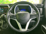 握りやすいグリップと操作しやすいスイッチ類が配置されたステアリング。長距離運転でも疲れにくく、快適なドライビングをサポートします。
