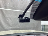 【別途SDカードの購入が必要です。詳しくは販売店スタッフまで】運転中の映像・音声などを記録して、交通事故やトラブルが起きた時の正確な状況把握に役立つドライブレコーダーが装着されています。