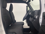 広い足元に肘掛けもついたゆったり座れるシートです。運転席と助手席の間が空いているため、助手席側への移動がスムーズです。交通量の多い道でも、助手席側から乗り降りができます。