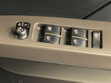 格納式リモコンドアミラーと、パワーウィンドウマスタースイッチです。車内の換気も運転席から簡単に行えます。