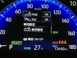 カラーヘッドアップディスプレイ付き。少ない視線移動で情報を確認できるので、運転の疲労軽減に繋がりますよ♪