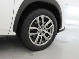 装着タイヤサイズは、225/60R18です。純正アルミホイールを装着しております。
