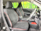 運転席まわりには十分なスペースがあり、大柄な方でもゆったり運転していただける環境です。