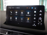 ◆Google アシスタント◆道路から目を離さずステアリングホイールを握ったまま、電話やメール、音楽再生、車内温度の調節もできます。