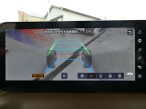 クルマの下が透けて見えるような映像を確認しながら、運転する事が出来ます。死角となる直前の障害物もスムースに回避する事が出来ます。