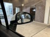 走行中、斜め後ろに車両の存在を検知するとその方向のドアミラー鏡面上にマークを点灯しお知らせします。