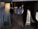 BMWはオルガン式アクセルペダルを採用しています。踏み込む足とペダルが同じ軌跡を描くため、かかとがずれにくく、アクセルコントロールがよりしやすくなるメリットがあります。
