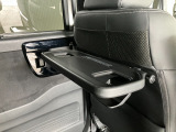 シートバックテーブルを装着しています!車内での軽食などに便利です!