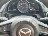 【ステアリングスイッチ】ステアリングスイッチは運転姿勢や視線を崩さずに操作が可能です。左側にはオーディオ類があります。