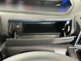 【インパネアッパーボックス】サッと取り出せてサッとしまえる、運転席の目の前にはボックスが装備されております!薄型のボックスティッシュなど収納可能☆
