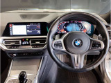 BMWのステアリングはドライバーと車体が一体感に感じれるような操作性を実現しております。また、握りやすさや操作性を向上するためにスイッチ類も配置されております。