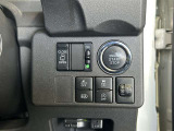 左側はパワースライドドアで、両手が荷物でいっぱいの時でもドアの開閉がラクラクです♪安全装置も付いているので、お子様の乗り降りも安心です。