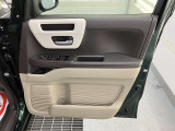 パワーウィンドウのスイッチですよ。運転席に居ながら窓を開け閉めのコントロールできます。