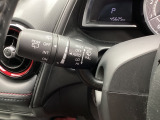 レバーをAUTOの位置にしているとき、レインセンサーが雨を感知すると、雨量に応じてワイパーが自動で作動してくれるオートワイパーを装備!設定変更で非作動にすると、間欠作動に固定されます。