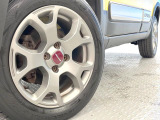 ●純正15インチアルミホイール:輸入車ならではの卓越した走りを支えるホイールと足回りです!日本車の走りに慣れている方にもぜひ体感して頂きたいほど、高いレベルでまとまっています!