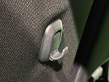 運転席&助手席の背面についたユーティリティフックには荷物がサッと掛けられます。