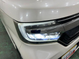 白く明るい光で夜間走行をサポートするLEDヘッドランプを搭載