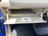 車検証入れや小物が入ります。