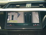 サラウンドビューカメラ装備 車両の4つのカメラから得た映像を合成し、上空から眺めているような映像をモニターに映し出します。車両周辺の歩行者や障害物などの発見に役立ちます。