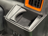 運転席側掘り込み式カップホルダー