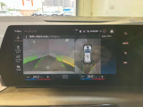 パーキングアシストプラス:トップビュー+3Dビュー、パノラマビューが含まれ車の周囲の状況をディスプレイで確認できます。スマートフォンからリモートで3Dビューで周囲を確認できます。