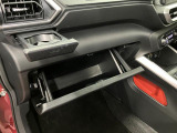 グローブボックスなどの多彩で便利な収納が設けられています。