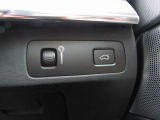 運転席に座っていながらテールゲートをオープンさせることができます。