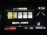【ブラインドスポットモニター】後側方から接近する車両を検知。 衝突の危険があると判断した場合、ドアミラー表示や警報音でドライバーに注意を促します。