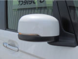 【LEDドアミラーウインカー】ドアミラーにウィンカーが付いているので、周りの車がウインカーやハザードに気付きやすくなります。右左折時や車線変更時の事故を防ぎ、安全に走行できます。