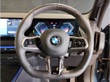 【ハンドル】ドライバーとBMW車の一体感がダイレクトに伝わるステアリングホイール。形状・太さへの拘りに加えて、操作性を高める為にスイッチ類も配置。クイックかつ安定のドライビングを体感下さい!