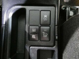 ハイブリッドならではの装備EVツイッチを押すとモーターのみの走行ができますよ♪モーターで駆動するのでガソリンエンジンと比べると静かなので、早朝や深夜などの大きな音を出さずに運転できますよ★