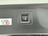電動式バックドアです。 荷物を持ったままでもボタン一つで自動的に開け閉めできるので便利ですよ。 挟み込み防止機能も付いていますのでお子様の手や荷物を挟み込むのを防いでくれますよ。