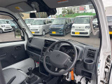 内装の雰囲気が一瞬で伝わる全景。視界・配置の分かりやすさと、使用感の確認に便利です。