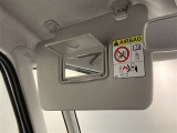 サンバイザーはバニティミラー付き。乗り降りの際に身だしなみのチェックができますね。