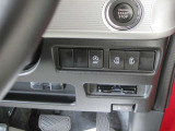 両側電動スライドドアスイッチが運転席の右下に配置されています。