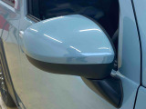 最も気になる室内は、特にこだわってクリーニングしております。マットやシートだけではなく、エアコンの吹き出し口やドアノブの隙間など、様々なブラシや道具を使い分けて、隅々までクリーニングしております。