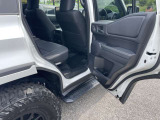 スピーカー部分などの型取りは非常に正確で、オプションのJBLプレミアムサウンドシステムなどを選んだ際の見栄えは良好です。