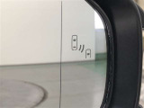 《ブラインドスポットモニター(BSM)》隣の車線を走るクルマをレーダーで探知。ドアミラーでは確認しづらい死角エリアのクルマを、ミラーについたLEDインジケーターを点滅させ、ドライバーに注意を促します。