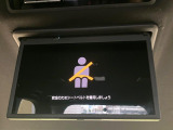 【後席モニター】家族や友人とお出かけする機会が多い方に大人気の後席モニターを装備!見やすい位置に画面がありテレビやDVDの視聴も快適!友達もお子様も、後席にしか乗らなくなるかも??