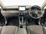 ドライバーを包み込むように、ディスプレーやスイッチ、コンソールを配置。座った瞬間から運転への期待が。空間そのものの心地よさにこだわっています。
