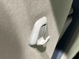 運転席&助手席の背面についたユーティリティフックには荷物がサッと掛けられます。