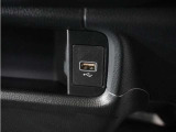 ◆USB接続端子◆スマホやiPodなどを接続して、いつもの音楽を車内でもお楽しみいただけます♪